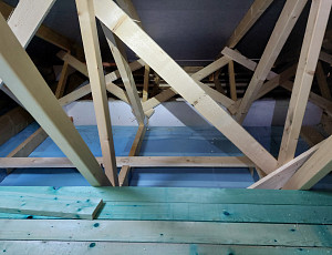 Zateplení stropu dřevostavby pomocí foukané izolace